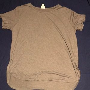 A cute shirt the has the little slits up the side